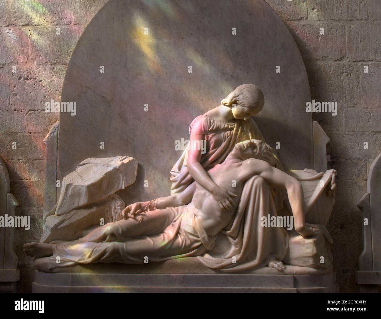 Marmorstatue von Henry Weekes von Mary und Percy Bysshe Shelley, beleuchtet durch Buntglasfenster, 1854, Christchurch Priory, UK Stockfoto