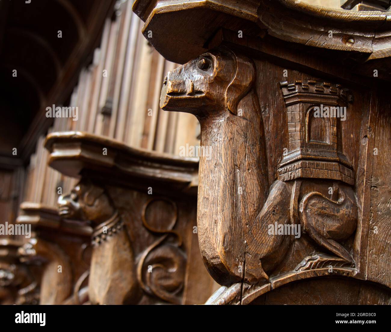 Holzschnitzerei Eines Styilisierten Elefanten und Schlosses angeblich in Bezug auf Eleanor von Kastilien, Christchurch Priorat UK Stockfoto