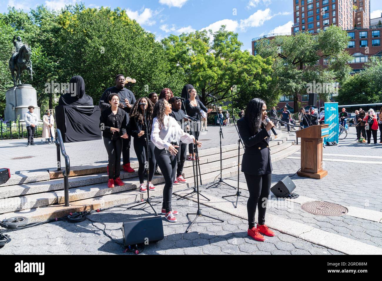 New York, Usa. September 2021. Sing Harlem Gruppe auftreten während der Eröffnung der Ausstellung SEEINJUSTICE auf Union Square. Skulpturen von George Flyod, Breonna Taylor und John Lewis wurden in New York City enthüllt. Einen Monat lang werden im Park Skulpturen ausgestellt. Konfrontieren Kunst zielt darauf ab, Kunst zu nutzen, um positive gesellschaftliche Veränderungen zu beeinflussen. (Foto von Lev Radin/Pacific Press) Quelle: Pacific Press Media Production Corp./Alamy Live News Stockfoto