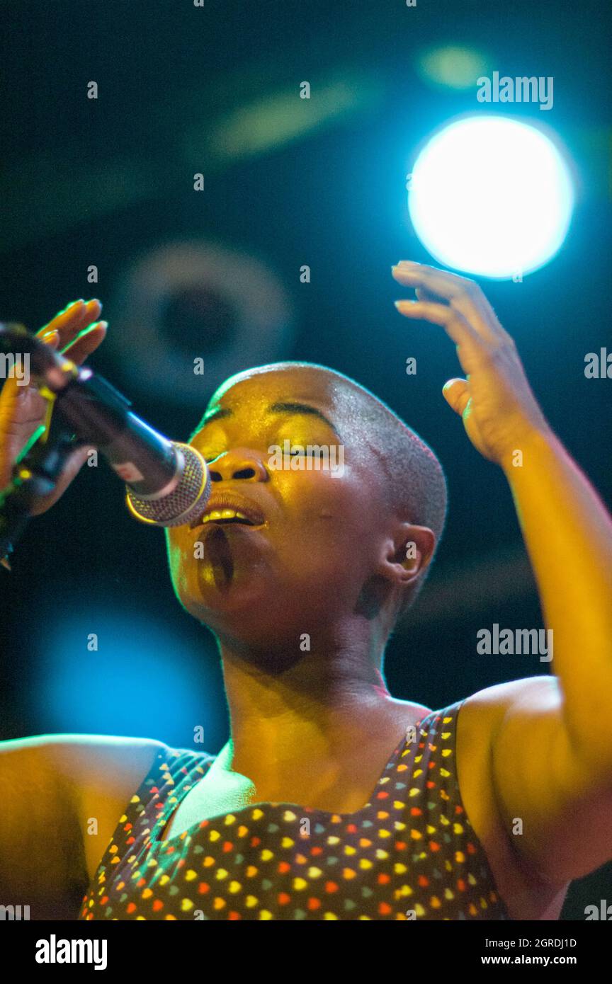 Zolani Mahola tritt im Rahmen von Freshly Ground, National Arts Festival, Grahamstown/Makhanda, Südafrika, 10. Juli 2009 auf Stockfoto