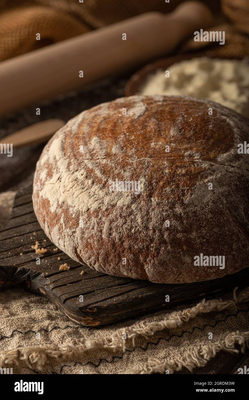 Köstliches und schönes Brot aus Sauerteig, alles hausgemacht Stockfoto