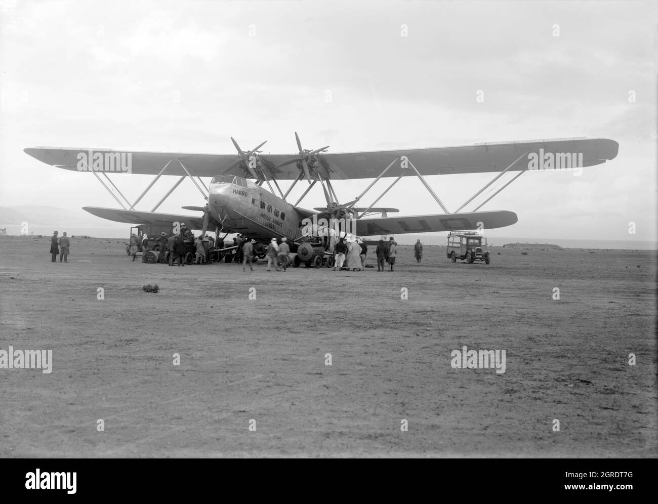 Vintage-Foto um 1935 von einem Imperial Airways Handley Page HP 42-Passagierflugzeug am israelischen Flughafen Haifa, das betankt wurde Stockfoto
