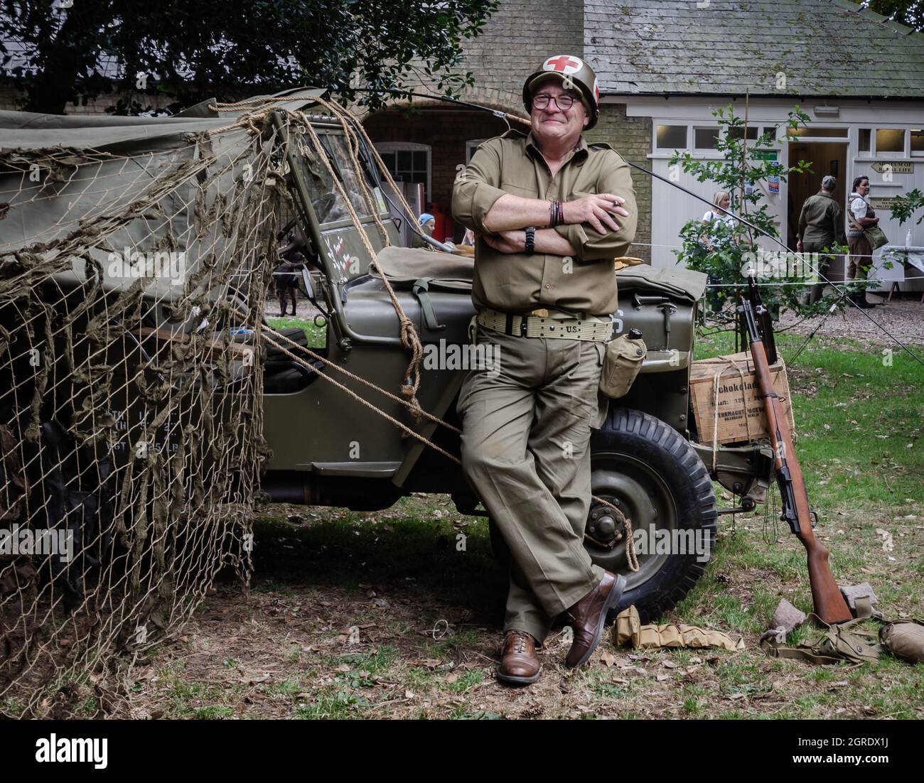 Weltkrieg 2 US Armee Sanitäter mit Jeep und Gewehr Stockfoto