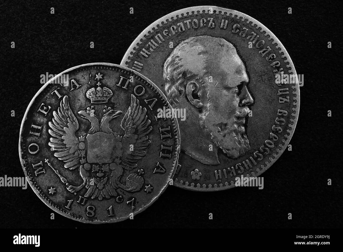 Zwei alte russische Silbermünzen des 18. Jahrhunderts auf dunklem Hintergrund Stockfoto