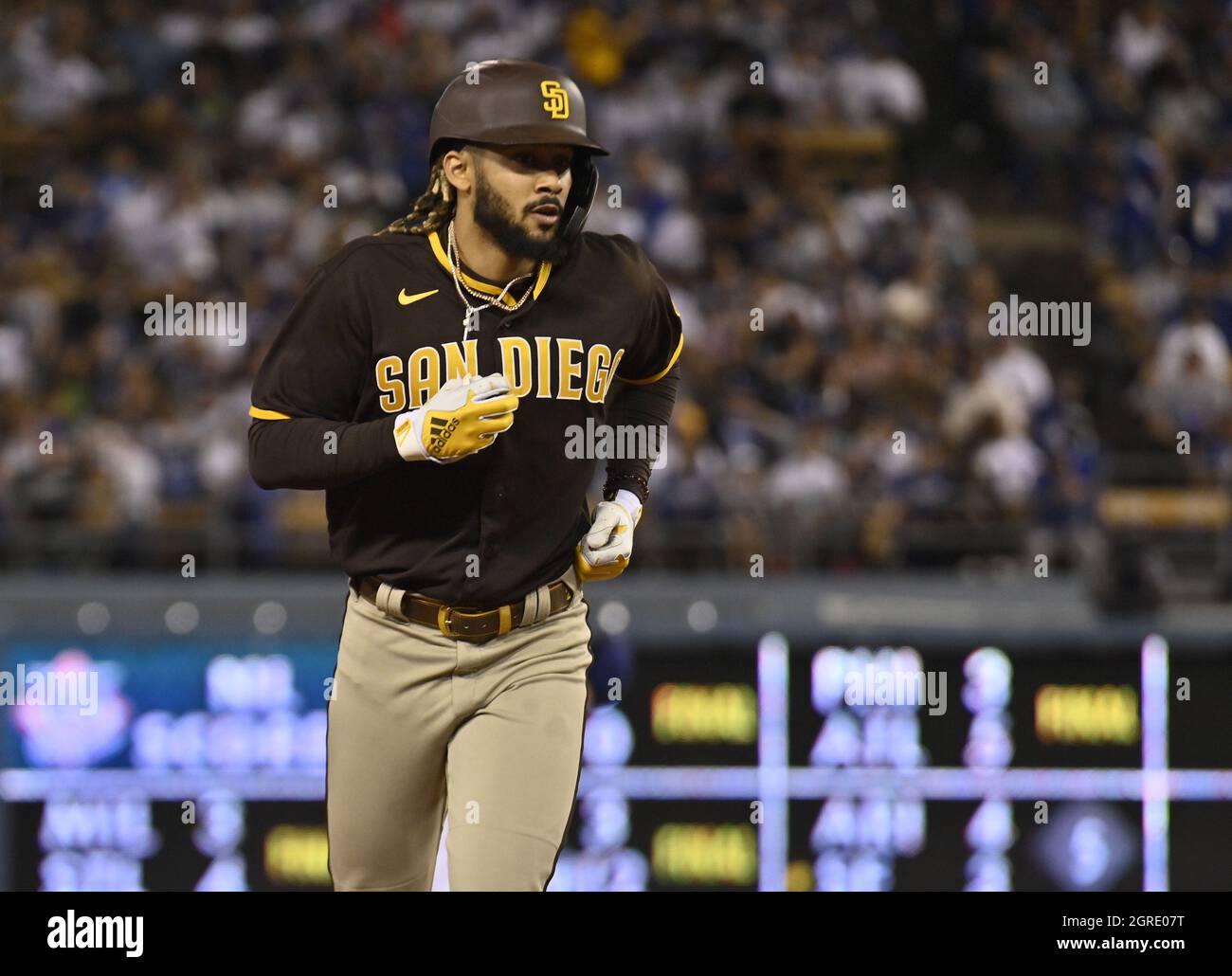Los Angeles, USA. Oktober 2021. Fernando Tatis Jr. von San Diego Padres rundet die Basen, nachdem er am Donnerstag, den 30. September 2021, beim fünften Inning im Dodger Stadium in Los Angeles einen 457 Fuß langen, zweiläufigen Abschlag vor dem Los Angeles Dodgers' Starterkrug Tony Gonsolin getroffen hat. Der Sprengkörper prallte vom Dach über den linken Feldpavillon und aus dem Stadion. Es war Tatis' NL-führender 42. Und 7. Im Dodger Stadium in dieser Saison. Foto von Jim Ruymen/UPI Credit: UPI/Alamy Live News Stockfoto