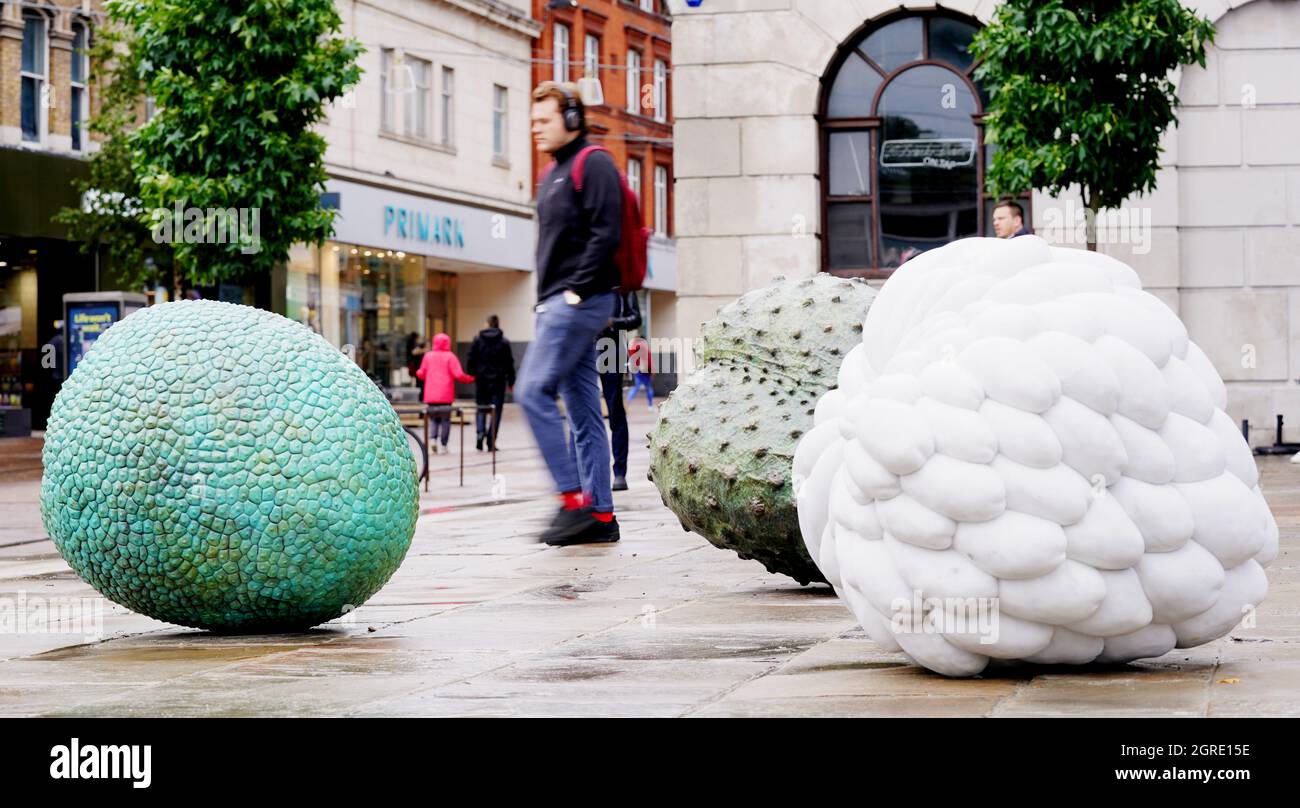 Ein Mann geht am Narrow Way Square, London, vorbei an den ersten öffentlichen Kunstwerken, die der Windrush-Generation gewidmet sind. Das Kunstwerk Custard Apple (Annonaceae), Breadfruit (Moraceae) und Soursop (Annonaceae), 2021, ist die erste dauerhafte öffentliche Skulptur in Großbritannien, die das Erbe und die Beiträge der Windrush-Generation ehrt. Bilddatum: Freitag, 1. Oktober 2021. Stockfoto