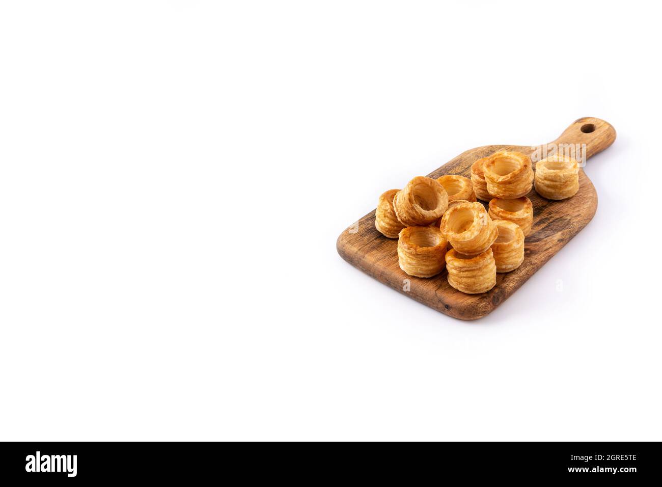 Traditioneller englischer Yorkshire Pudding isoliert auf weißem Hintergrund Stockfoto