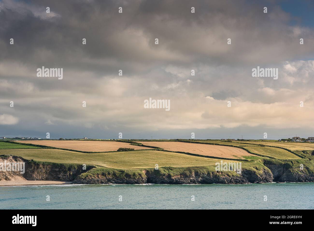 Ackerland auf West Pentire mit Blick auf den Crantock Beach in Newquay in Cornwall Stockfoto