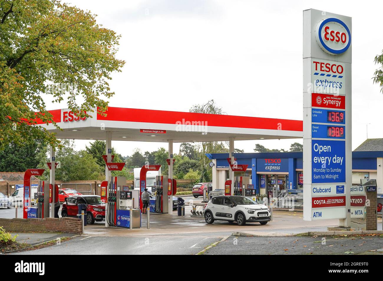 Kidderminster, Großbritannien. Oktober 2021. Eine massive Veränderung, da die Warteschlangen an den Tankstellen nach einer Woche panischer Tankkäufe verschwunden sind. Diese Tankstelle schloss erst vor 6 Tagen alle Pumpen und der Vorplatz wurde mit den Schildern „Sorry, no Fuel available“ abgeklebt. Heute sind alle Brennstoffe auf fast jeder Pumpe verfügbar und die Warteschlangen sind nicht vorhanden. Kredit: Lee Hudson/Alamy Live Nachrichten Stockfoto