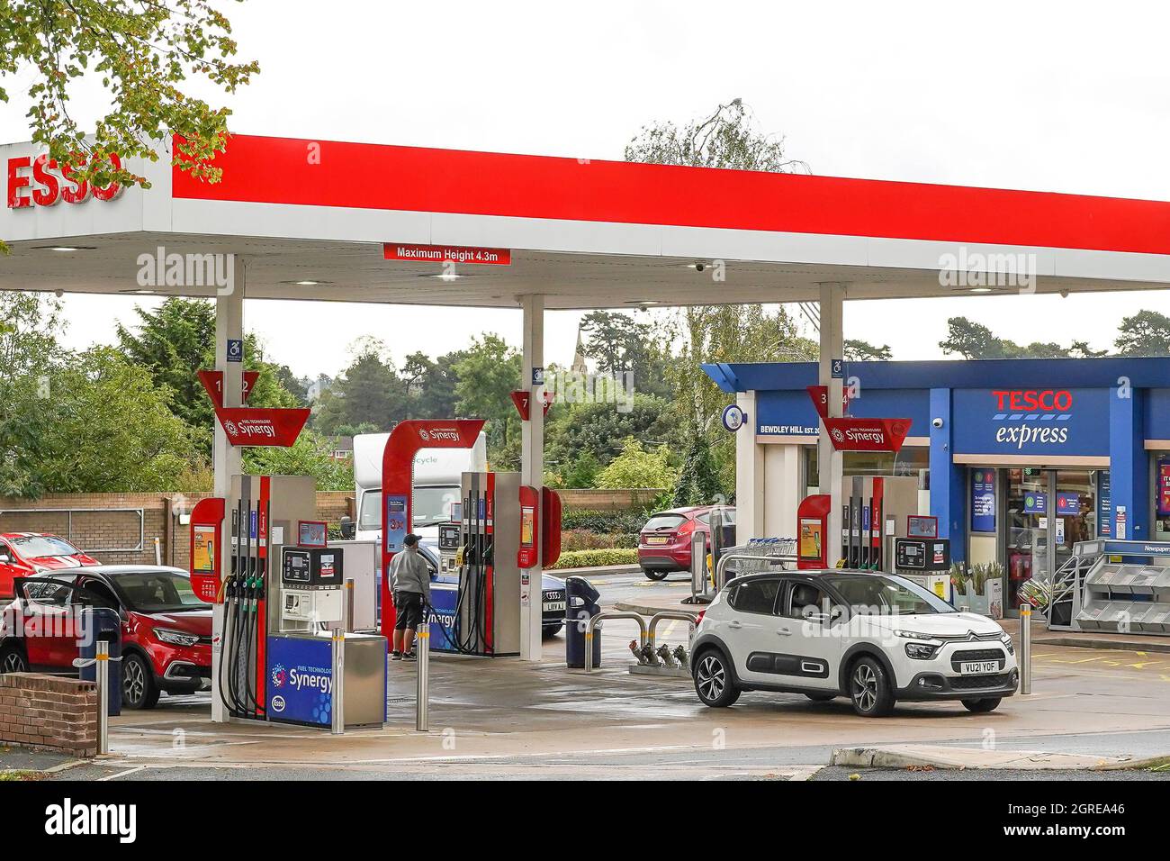 Kidderminster, Großbritannien. Oktober 2021. Eine massive Veränderung, da die Warteschlangen an den Tankstellen nach einer Woche panischer Tankkäufe verschwunden sind. Diese Tankstelle schloss erst vor 6 Tagen alle Pumpen und der Vorplatz wurde mit den Schildern „Sorry, no Fuel available“ abgeklebt. Heute sind alle Brennstoffe auf fast jeder Pumpe verfügbar und die Warteschlangen sind nicht vorhanden. Kredit: Lee Hudson/Alamy Live Nachrichten Stockfoto