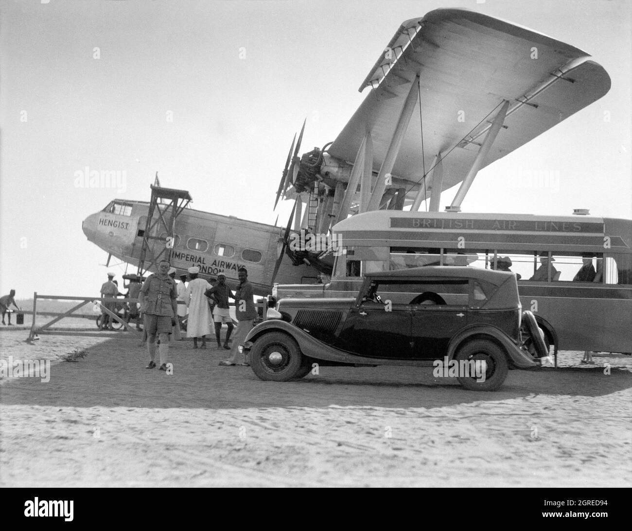 Vintage-Foto um 1936 von einem Imperial Airways Handley Page HP 42 Flugzeug auf dem ägyptischen Flugplatz von Alexandria, das betankt wurde Stockfoto