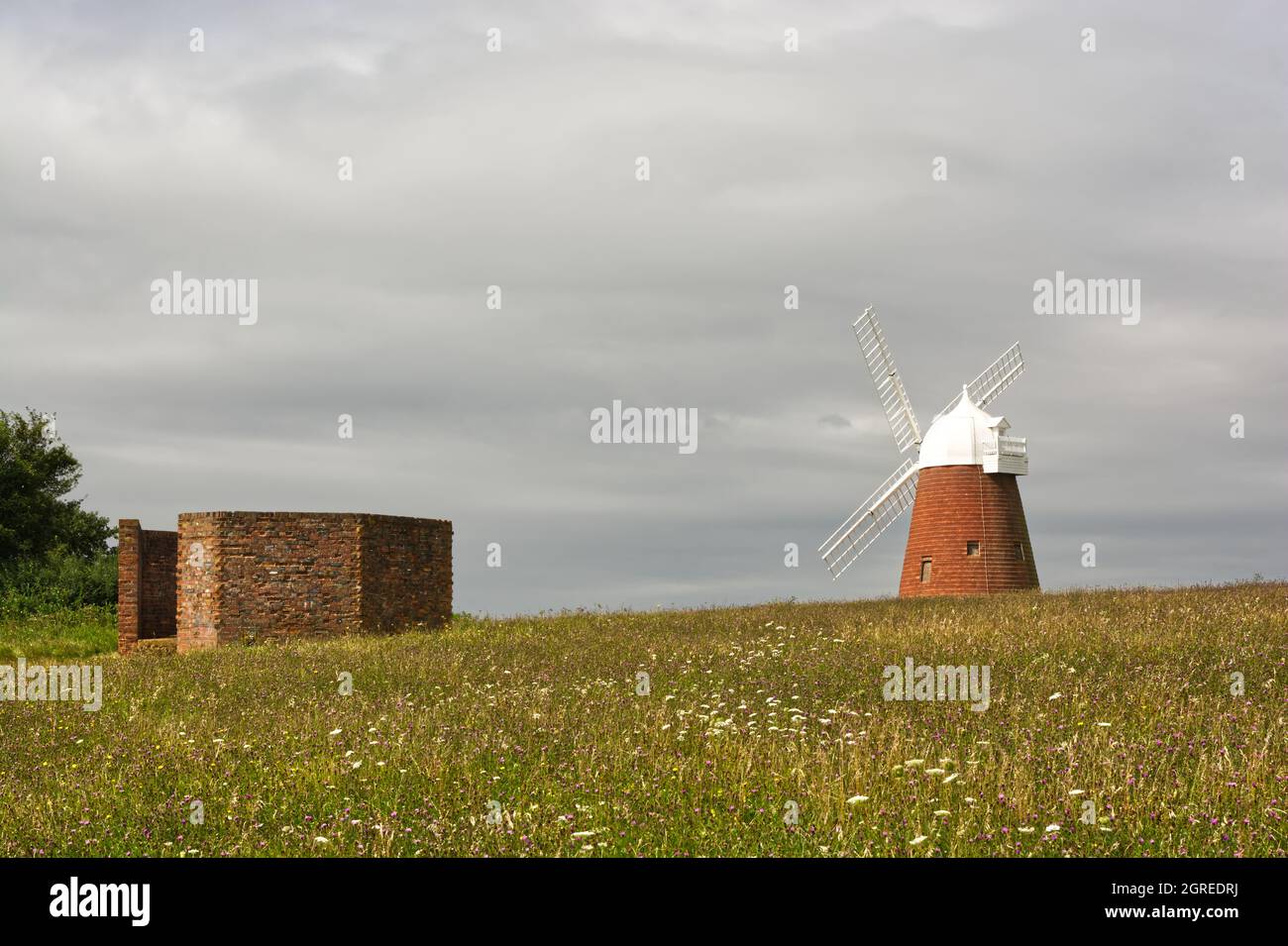 Halnaker Windmühle und alte 2-Geschützanlage aus dem Weltkrieg, in der Nähe von Chichester an den South Downs in West Sussex, England Stockfoto