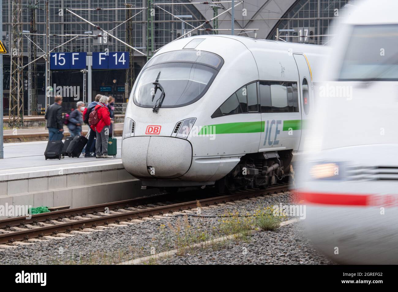 Leipzig, Deutschland. September 2021. Am Leipziger Hauptbahnhof steigen Menschen in einen ICE ein. Die Deutsche Bahn erhöht die Fahrpreise. Sie werden am 12. Dezember um durchschnittlich 1.9 Prozent steigen, teilte das Unternehmen am 01.10.2021 in Berlin mit. Quelle: Christophe Gateau/dpa/Alamy Live News Stockfoto