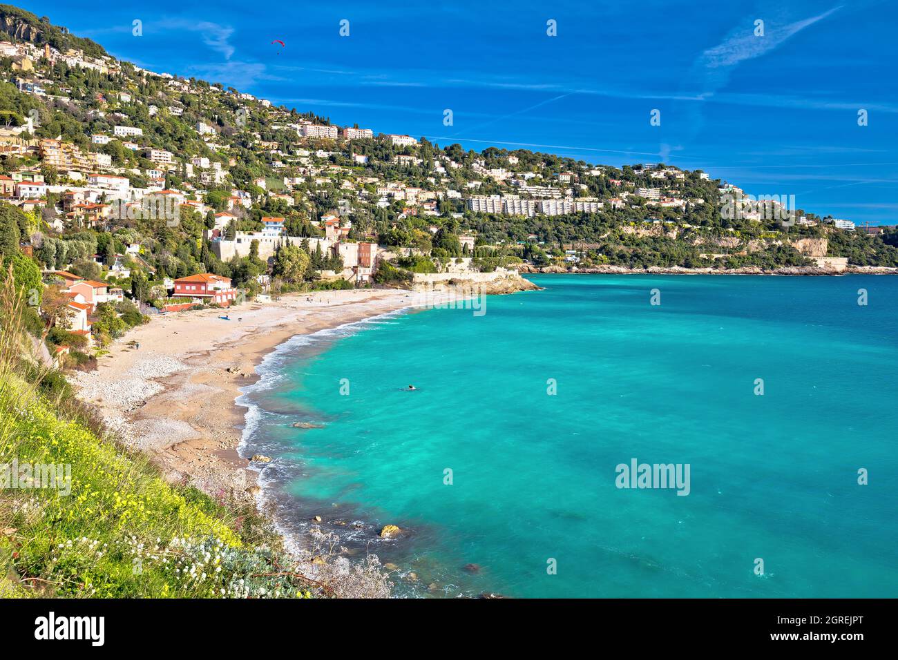 Blick auf den Strand von Golfe Bleu und die Küste von Roquebrune-Cap-Martin, Südfrankreich Stockfoto