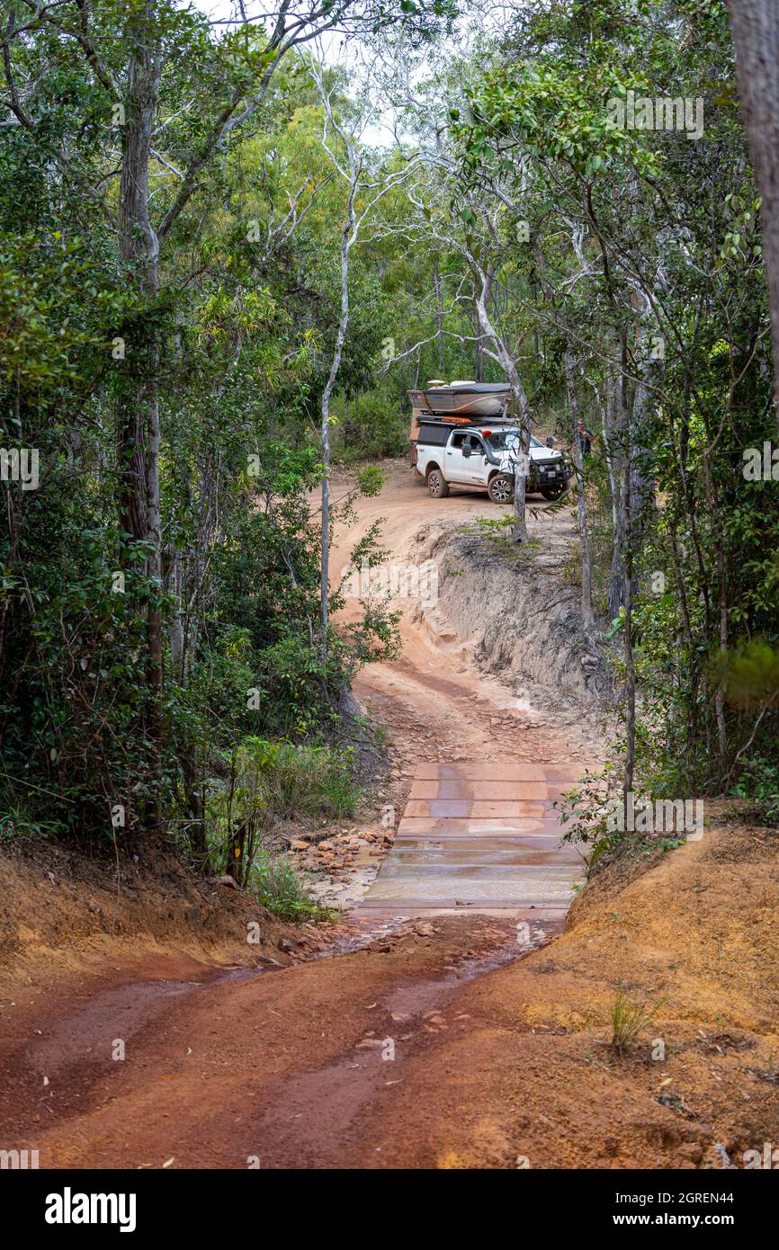 Geländewagen und Wohnwagen auf dem Canal Creek Crossing auf dem Old Telegraph Track, Cape York Peninsula, North Queensland Stockfoto