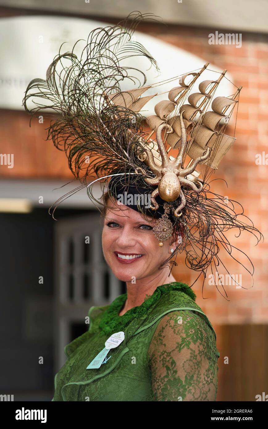 Lady trägt einen Designerhut mit einem alten Segelschiff auf der Oberseite, bevor sie Royal Ascot besucht Stockfoto