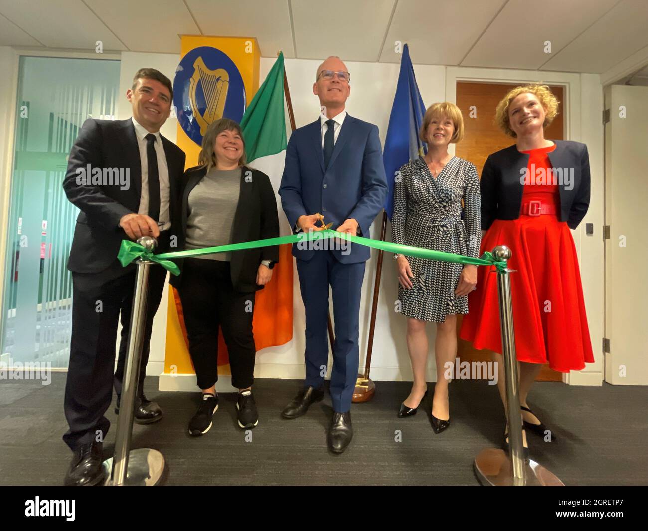(Von links nach rechts) der Bürgermeister von Greater Manchester, Andy Burnham, die Ratsvorsitzende von Stockport, Elise Wilson, Außenminister Simon Coveney, die Parlamentsabgeordnete Wendy Morton und die Generalkonsulin Sarah Mangan in Manchester bei der offiziellen Eröffnung des irischen Generalkonsulats für Nordengland. Bilddatum: Freitag, 1. Oktober 2021. Stockfoto
