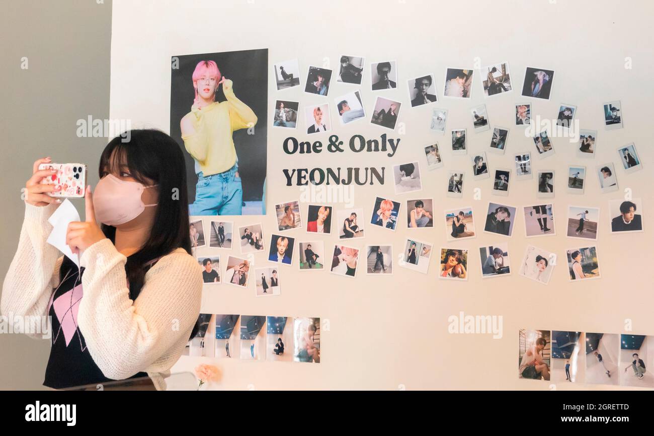 TXT-Mitglied Yeonjun zum Geburtstag, 11. September 2021 : Ein Café, das mit Fotos der K-Pop-Boy-Gruppe Tomorrow X Together (TXT)-Mitglied Yeonjun geschmückt ist, wird während einer Veranstaltung zu seinem Geburtstag in Seoul, Südkorea, gesehen. Kredit: Lee Jae-won/AFLO/Alamy Live Nachrichten Stockfoto