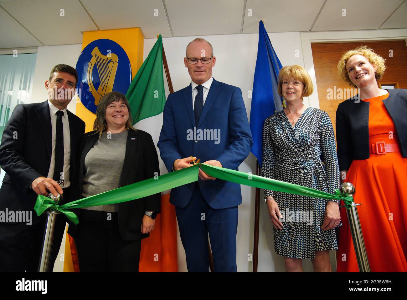 (Von links nach rechts) der Bürgermeister von Greater Manchester, Andy Burnham, die Ratsvorsitzende von Stockport, Elise Wilson, Außenminister Simon Coveney, die Parlamentsabgeordnete Wendy Morton und die Generalkonsulin Sarah Mangan in Manchester bei der offiziellen Eröffnung des irischen Generalkonsulats für Nordengland. Bilddatum: Freitag, 1. Oktober 2021. Stockfoto