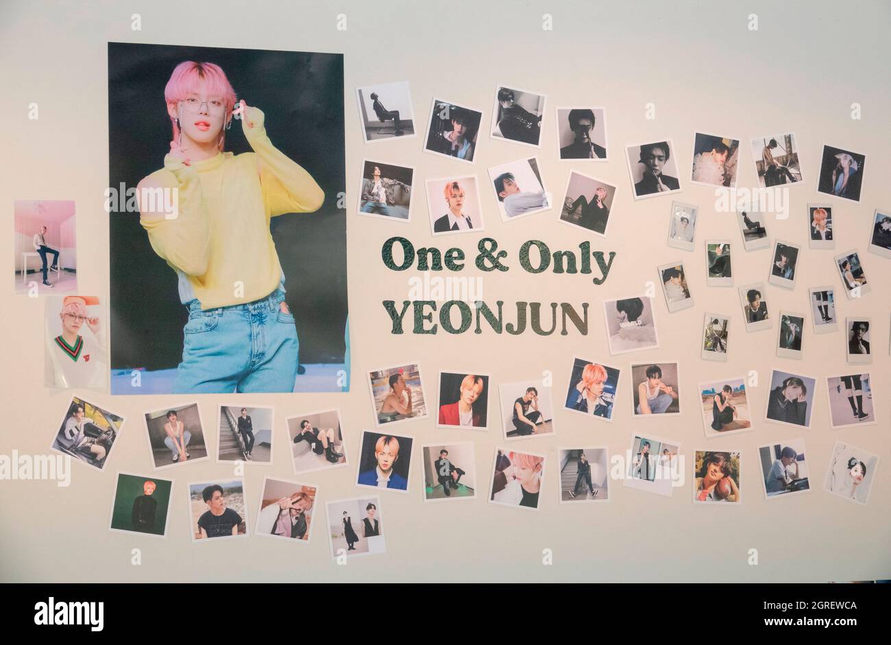 TXT-Mitglied Yeonjun zum Geburtstag, 11. September 2021 : Ein Café, das mit Fotos der K-Pop-Boy-Gruppe Tomorrow X Together (TXT)-Mitglied Yeonjun geschmückt ist, wird während einer Veranstaltung zu seinem Geburtstag in Seoul, Südkorea, gesehen. Kredit: Lee Jae-won/AFLO/Alamy Live Nachrichten Stockfoto