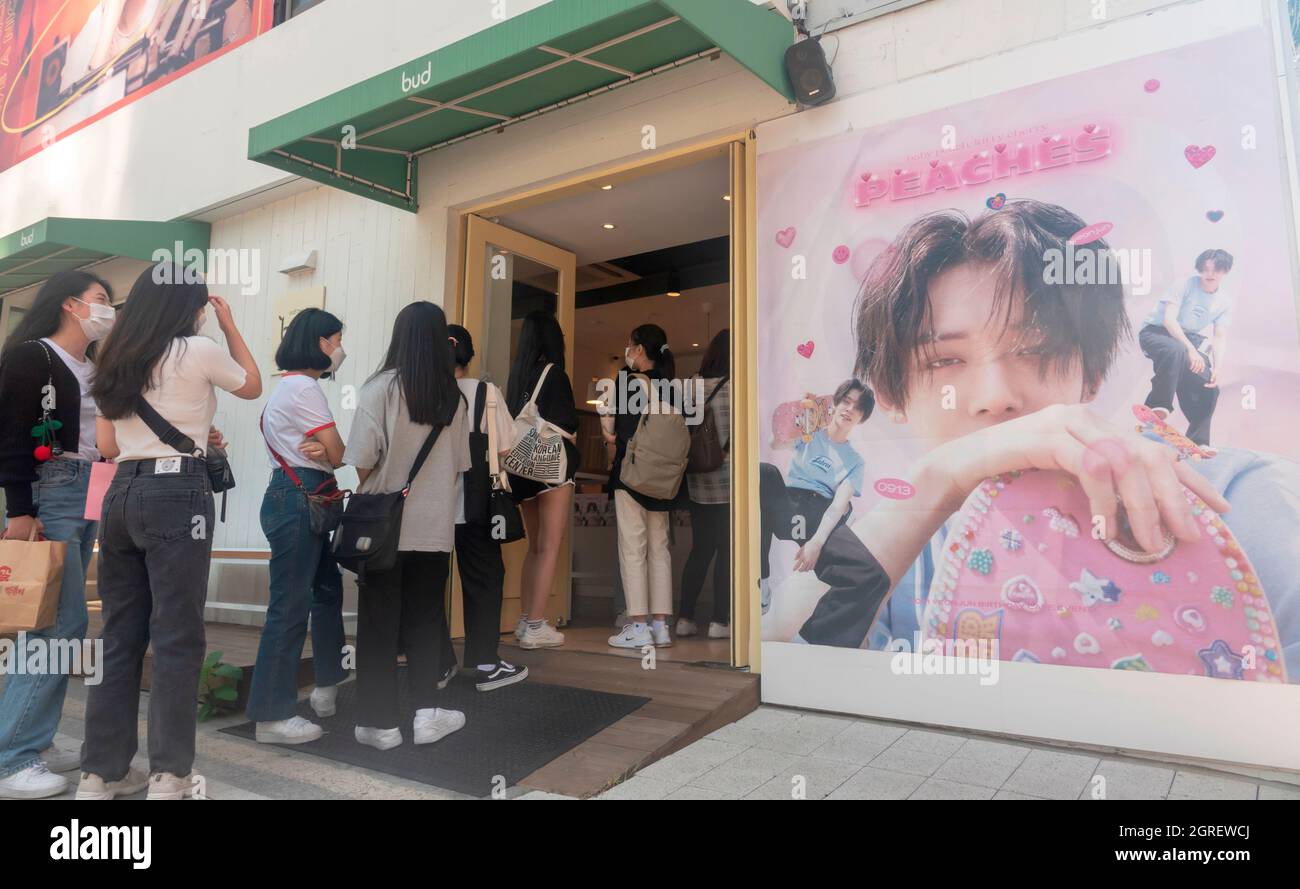 TXT-Mitglied Yeonjun zum Geburtstag, 11. September 2021 : Fans betreten ein Café, das mit Fotos der K-Pop-Boy-Gruppe Tomorrow X Together (TXT)-Mitglied Yeonjun geschmückt ist, während einer Veranstaltung, die seinen Geburtstag in Seoul, Südkorea, feiert. Kredit: Lee Jae-won/AFLO/Alamy Live Nachrichten Stockfoto