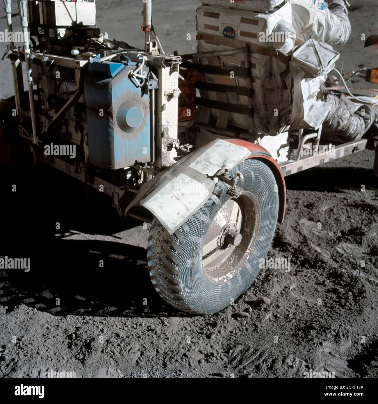 Dieses Foto, das während der Apollo 17-Mission (der letzten Mission des Apollo-Programms) aufgenommen wurde, zeigt steife, plastifizierte Karten, die mit Klammern zusammengeklebt und befestigt wurden, um einen gebrochenen Kotflügel des Lunar Roving Vehicle (LRV) zu befestigen. Das mit Batterie betriebene leichte Elektroauto hat die Reichweite der Mobilität und Produktivität auf den wissenschaftlichen Traversen für Astronauten erheblich erhöht. Es wog 462 Pfund (77 Pfund auf dem Mond) und konnte zwei geeignete Astronauten, ihre Ausrüstung und Kameras und mehrere hundert Pfund verpackte Proben tragen. Die Mobilität des LRV war recht hoch. Es könnte Steigungen und Gefälle hinuntersteigen Stockfoto
