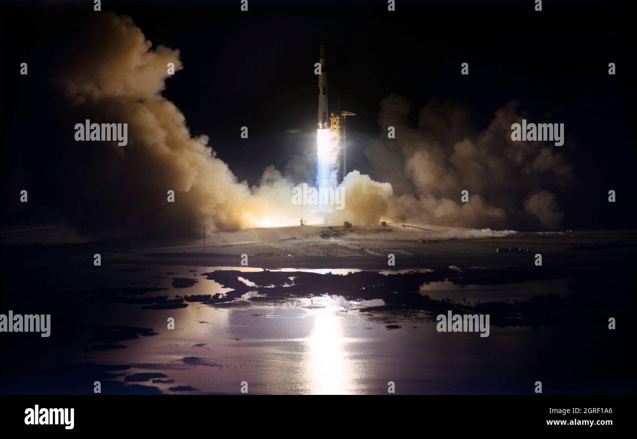 (7. Dezember 1972) --- das riesige, 363 Meter hohe Apollo 17 (Raumschiff 114/Mondmodul 12/Saturn 512) Raumfahrzeug wird von Pad A, Launch Complex 39, Kennedy Space Center (KSC), Florida, um 12:33 Uhr (EST), 7. Dezember 1972, gestartet. Apollo 17, die letzte Mondlandemission im Apollo-Programm der NASA, war der erste nächtliche Start des Saturn V-Trägerrades. An Bord der Apollo 17-Raumsonde waren Astronaut Eugene A. Cernan, Kommandant; Astronaut Ronald E. Evans, Kommandomodulpilot; und Wissenschaftler-Astronaut Harrison H. Schmitt, Mondmodulpilot. Flamme aus den fünf F-1-Motoren des Apollo/Saturn Stockfoto