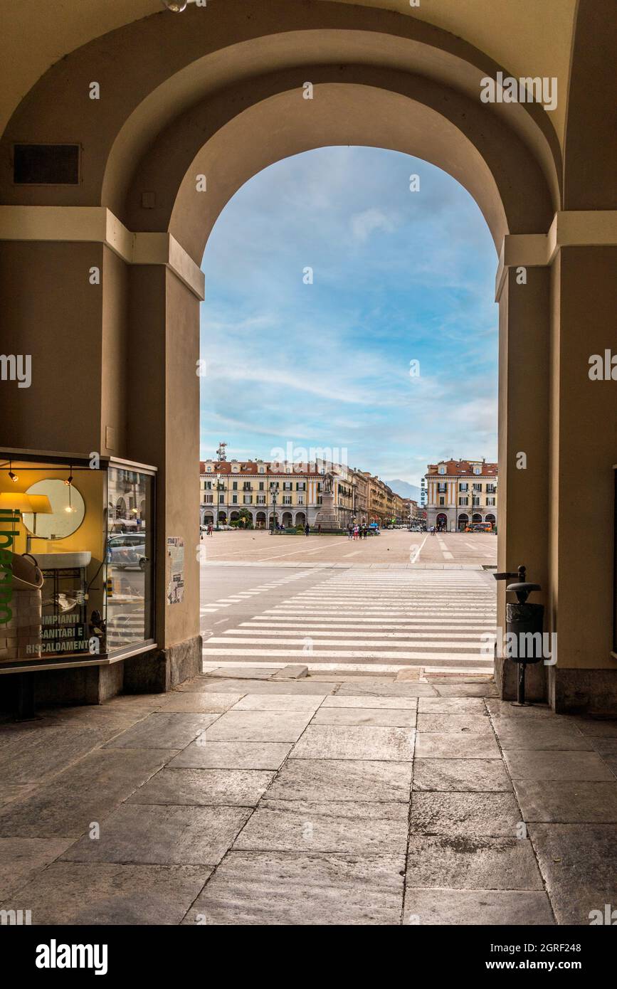 Cuneo, Piemont, Italien - 2. august 2021: Piazza Tancredi Ducci Galimberti von den historischen Arkaden der Via Roma aus gesehen Stockfoto