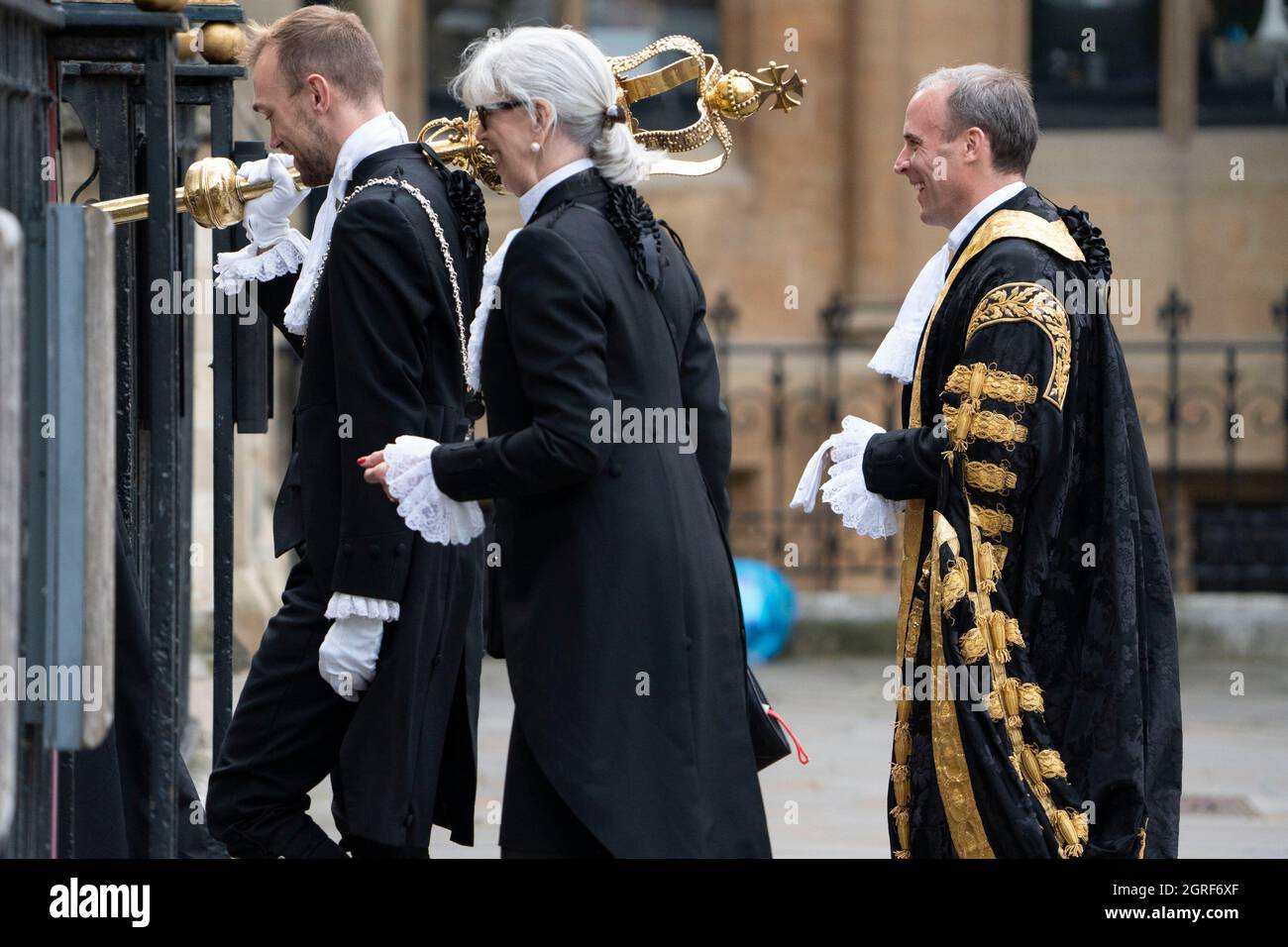 LONDON - 1. OKTOBER: Der jährliche Judges Service fand heute, 1. Oktober 2021, in der Westminster Abbey in London statt. Zu Beginn des juristischen Jahres kommt der Kanzler, Dominic Raab in den Roben seines Amtes als Kanzler, in der Westminster Abbey an. Richter, Q.C's und hochrangige juristische Personen gehen in einer Prozession von der Westminster Abbey zu den Houses of Parliament, zu einem Empfang, der vom Lord Chancellor veranstaltet wird. Der Brauch geht auf das Mittelalter zurück, als die Richter zu Beginn des Rechtsjahres um Führung beteten. Kredit: David Levenson/Alamy Live Nachrichten Stockfoto