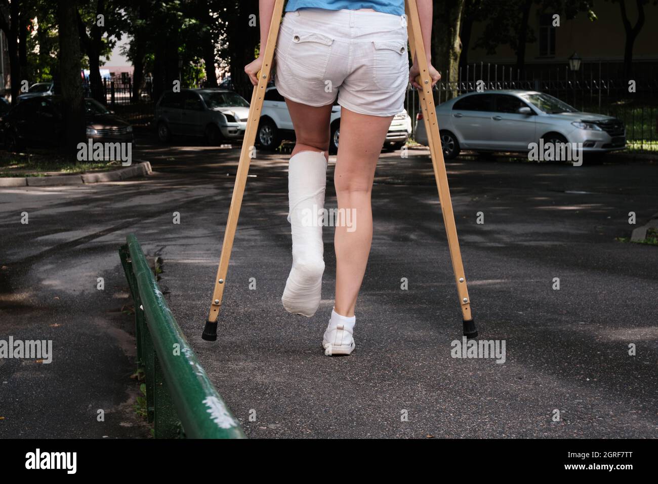 Frau krücke gips -Fotos und -Bildmaterial in hoher Auflösung – Alamy