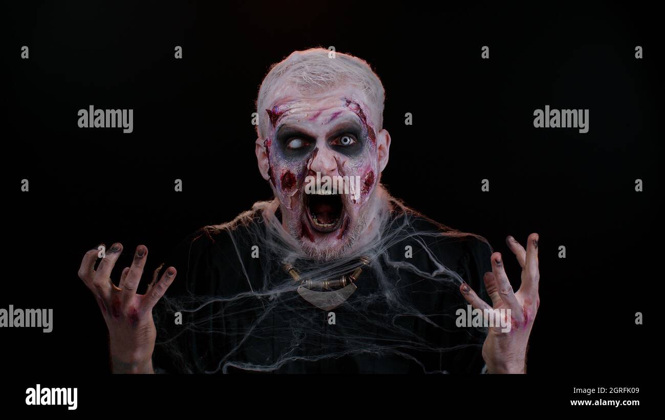 Aggressiver Halloween Zombie Mann fragt Grund des Scheiterns Gefühl gelangweilt, enttäuscht, Irritation Stockfoto