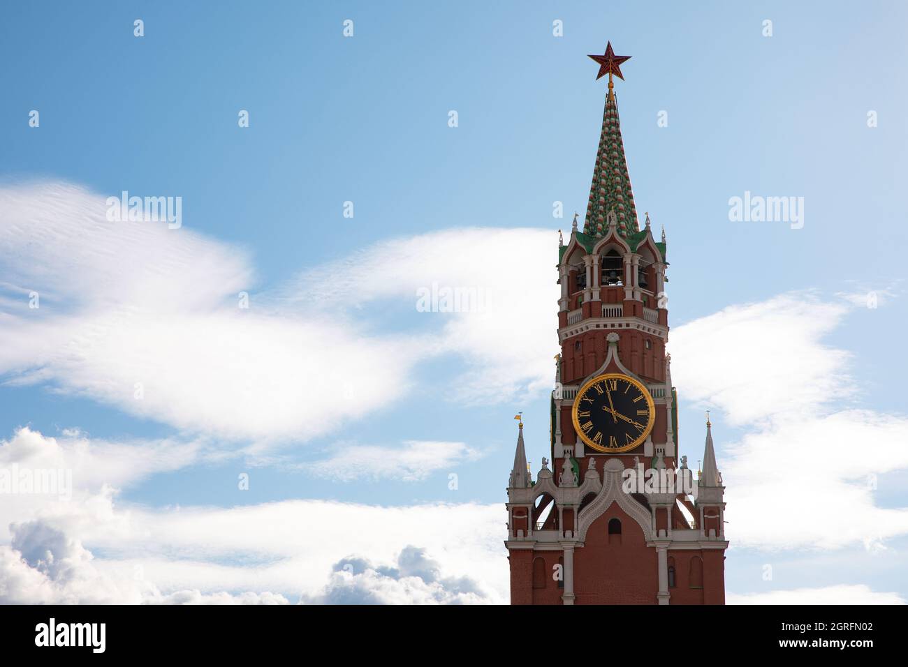 Die Kremluhr oder das kremlspiel ist eine historische Uhr auf dem Spasskaya-Turm von Moskau Stockfoto
