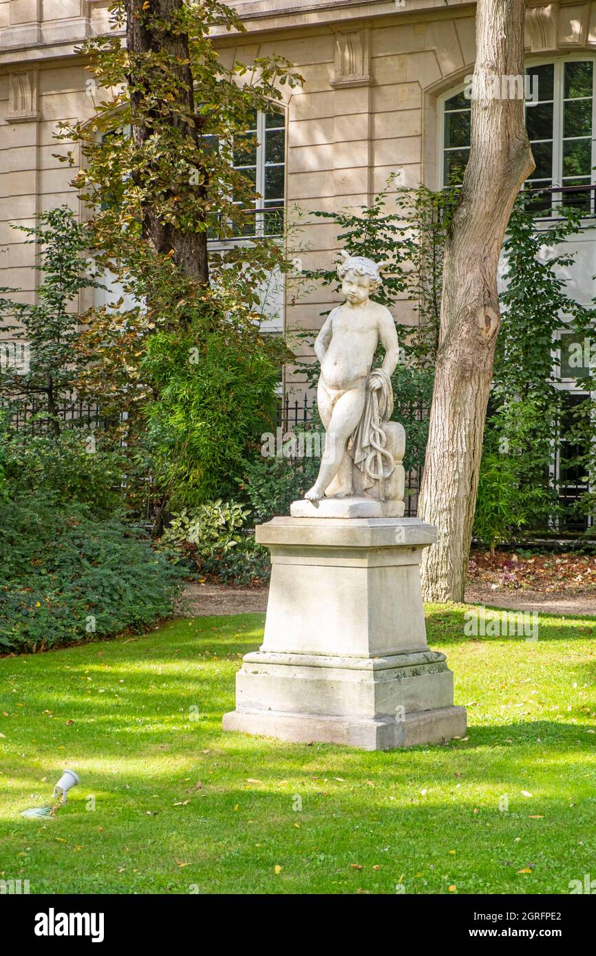 Frankreich, Paris, Hotel de Rothelin-Charolais - Ministerium für Transformation und öffentlichen Dienst, der Park Stockfoto