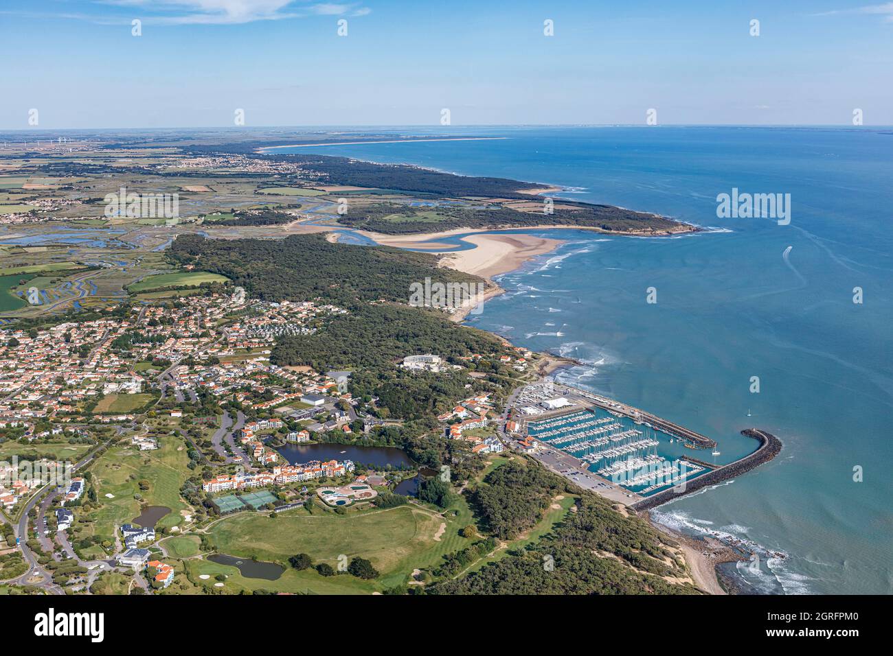 Frankreich, Vendee, Talmont St Hilaire, Port Bourgenay, der Veillon Strand und die Pointe du Payre (Luftaufnahme) Stockfoto