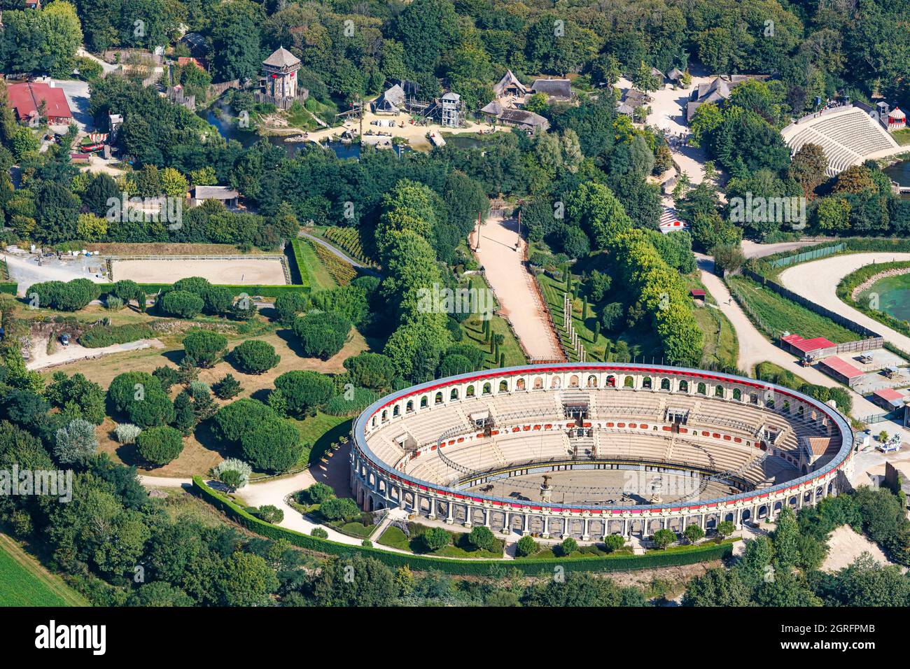 Frankreich, Vendee, Les Epesses, Le Puy du Fou, die Arena und das Fort de l'an Mil (Luftaufnahme) Stockfoto