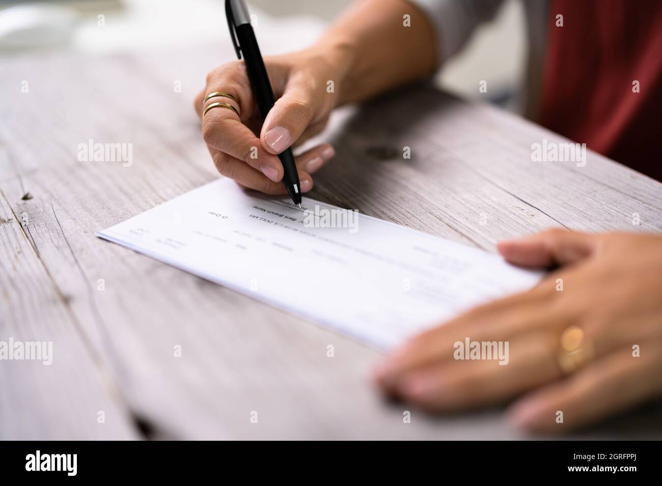 Gehaltsabrechnung Wird Geschrieben. Hands Signing Check Document Stockfoto