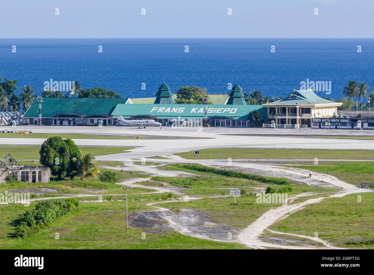 Indonesien, Papua, Insel Biak, Gesamtansicht des Flughafens Frans-Kaisiepo Stockfoto