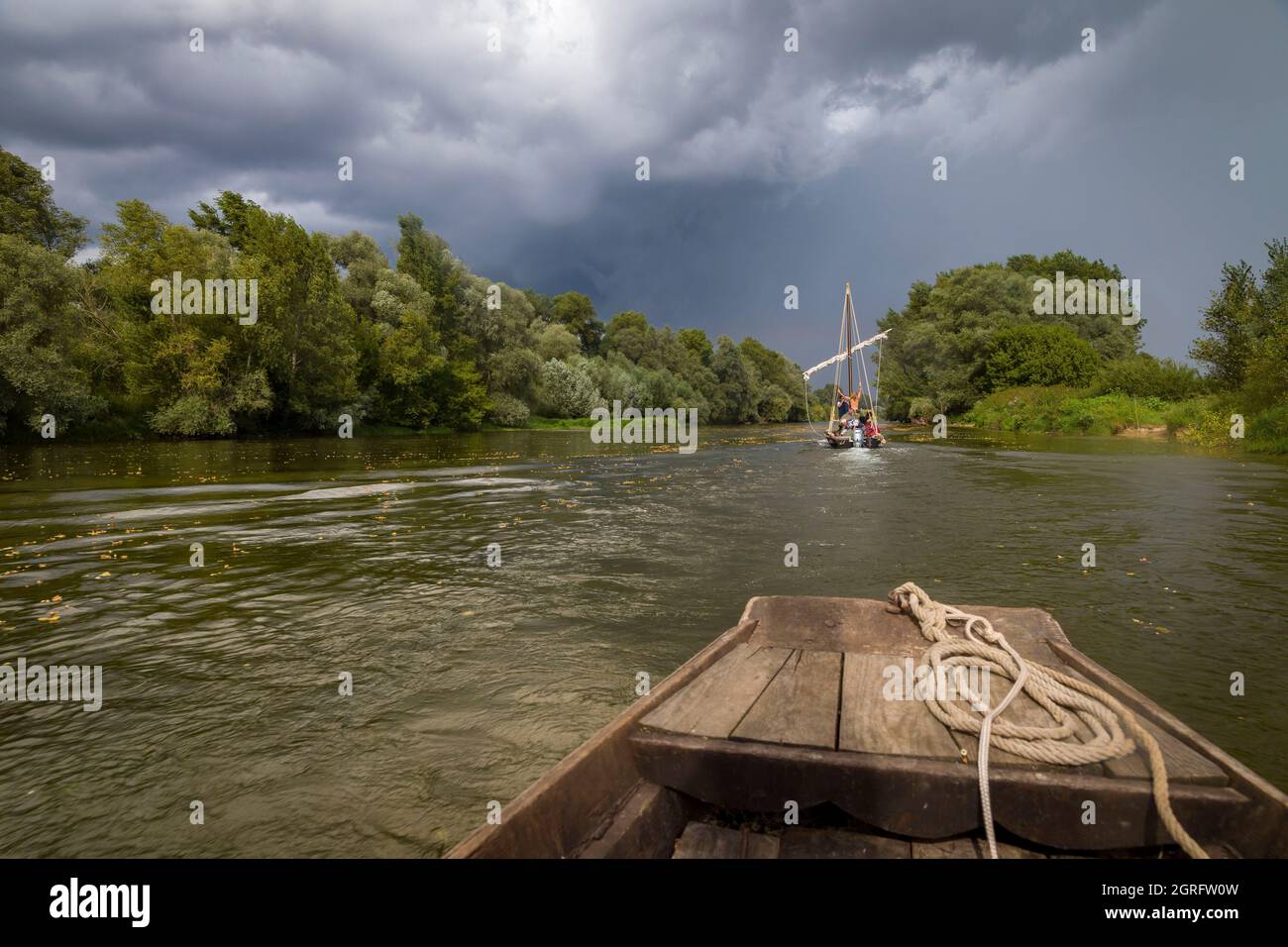 Frankreich, Loir-et-Cher, Loire-Tal, das von der UNESCO zum Weltkulturerbe erklärt wurde, Chaumont-sur-Loire, Le Grand Retournement, Flottille traditioneller Boote, die die Loire von Montjean nach Orléans hinauffahren, Segler von Anjou, Touraine, Blésois und Orléanais zum ersten Mal im Konvoi die Loire hinauffahren, Sie stammen von Charpentier aus dem Nièvre Jean-Marc Benoît, der unter dem Namen Bibi berühmt ist Stockfoto