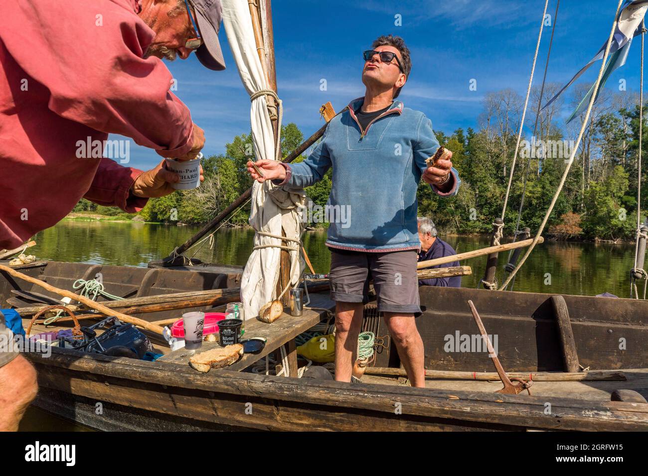 Frankreich, Indre et Loire, Loire-Tal, das von der UNESCO zum Weltkulturerbe erklärt wurde, Noizay, Le Grand Retournement, Flottille traditioneller Boote, die die Loire von Montjean nach Orléans hinauffahren, Segler von Anjou, Touraine, Blésois und Orléanais zum ersten Mal im Konvoi die Loire hinauffahren, Sie stammen von Charpentier aus dem Nièvre Jean-Marc Benoît, der unter dem Namen Bibi berühmt ist Stockfoto