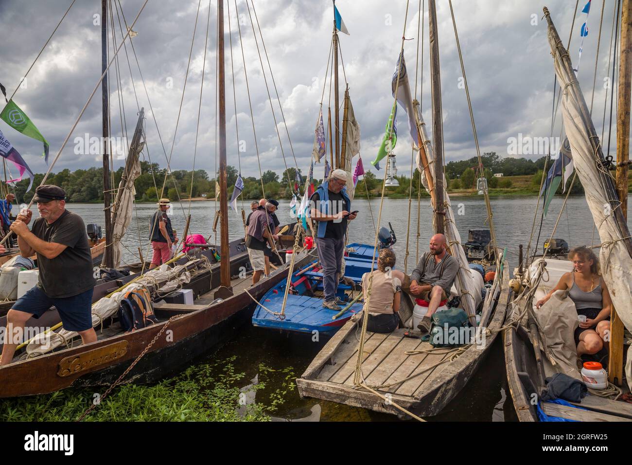 Frankreich, Loir-et-Cher, Loire-Tal, das von der UNESCO zum Weltkulturerbe erklärt wurde, Chaumont-sur-Loire, Le Grand Retournement, Flottille traditioneller Boote, die die Loire von Montjean nach Orléans hinauffahren, Segler von Anjou, Touraine, Blésois und Orléanais zum ersten Mal im Konvoi die Loire hinauffahren, Sie stammen von Charpentier aus dem Nièvre Jean-Marc Benoît, der unter dem Namen Bibi berühmt ist Stockfoto