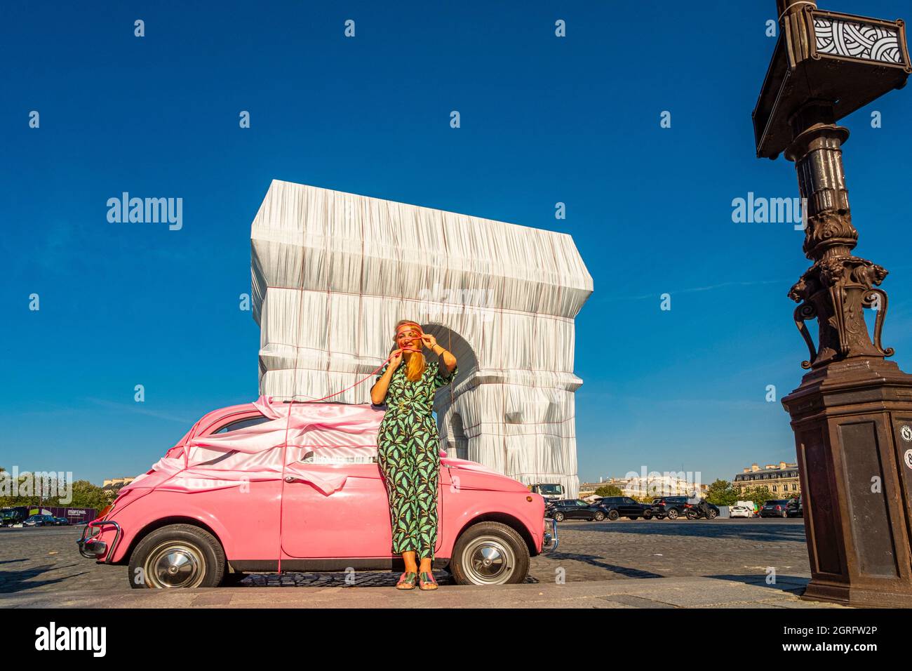 Frankreich, Paris, Place de l'Etoile, pinker Fiat 500 vor dem Triumphbogen gewickelt von Jeanne-Claude und Christo Stockfoto