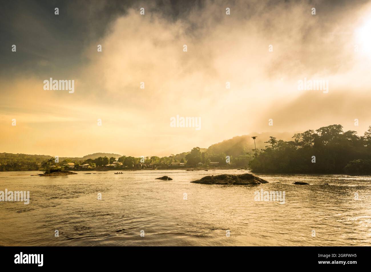 Frankreich, Französisch-Guayana, Parc Amazonien de Guyane, Herzzone, Camopi, Blick auf das brasilianische Ufer des Oyapock und das Dorf Villa Brasil bei Sonnenaufgang Stockfoto
