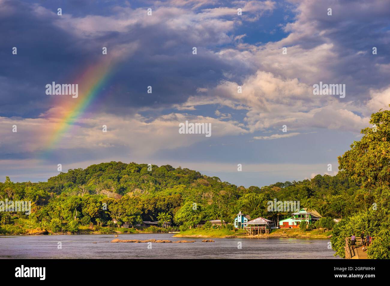 Frankreich, Französisch-Guayana, Parc Amazonien de Guyane, Herzzone, Camopi, Blick auf das brasilianische Ufer des Oyapock und das Dorf Villa Brasil Stockfoto