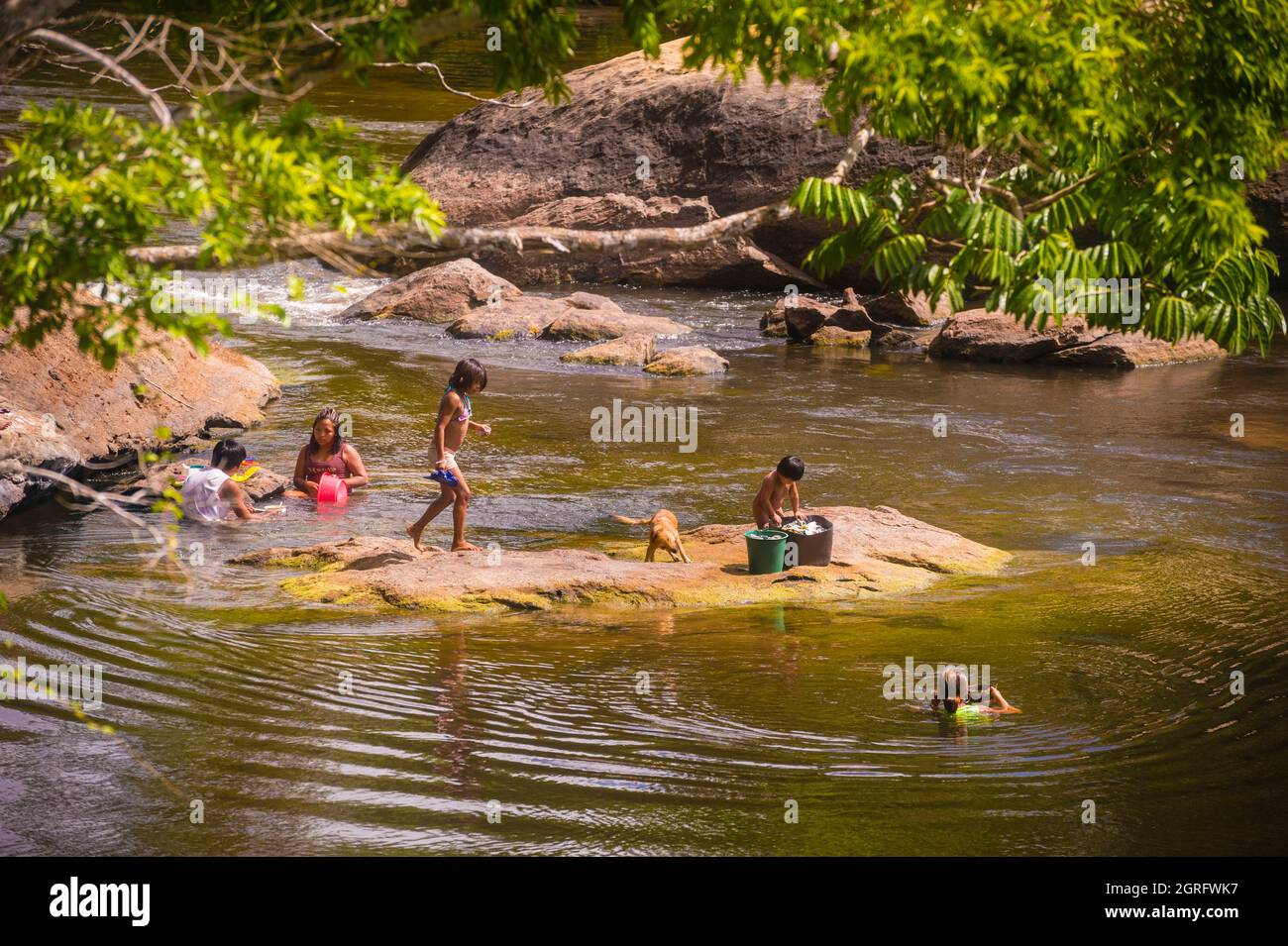 Frankreich, Französisch-Guayana, Camopi, Parc Amazonien de Guyane, Herzzone, Lebensort und Wäscherei für eine indianische Familie, im Fluss Oyapock (natürliche Grenze zu Brasilien) Stockfoto