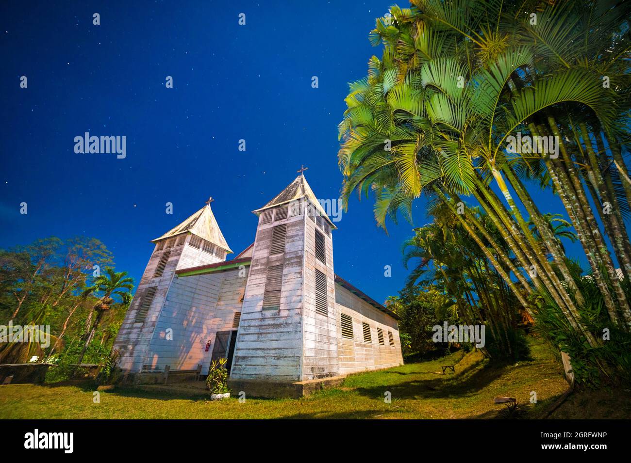 Frankreich, Französisch-Guayana, Saül, Parc Amazonien de Guyane, Kirche Saint-Antoine-de-Padoue unter dem Sternenhimmel Stockfoto Frankreich, Französisch-Guayana, Saül, Parc Amazonien de Guyane, Kirche Saint-Antoine-de-Padoue unter dem Sternenhimmel Stockfoto