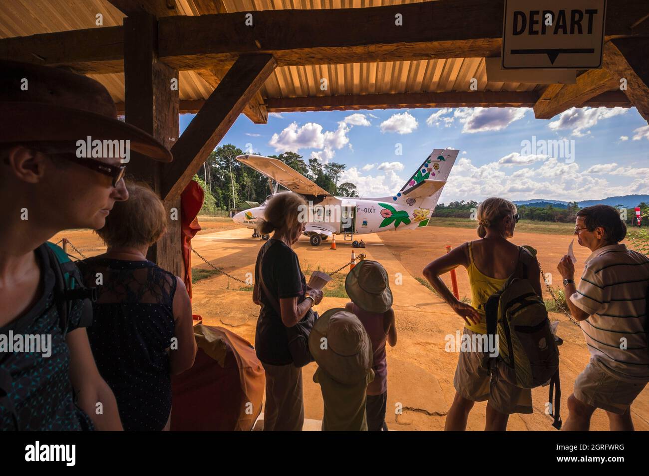 Frankreich, Französisch-Guayana, Saül, Parc Amazonien de Guyane, Ankunft des Air Guyane Twin Otter am Flugplatz Stockfoto