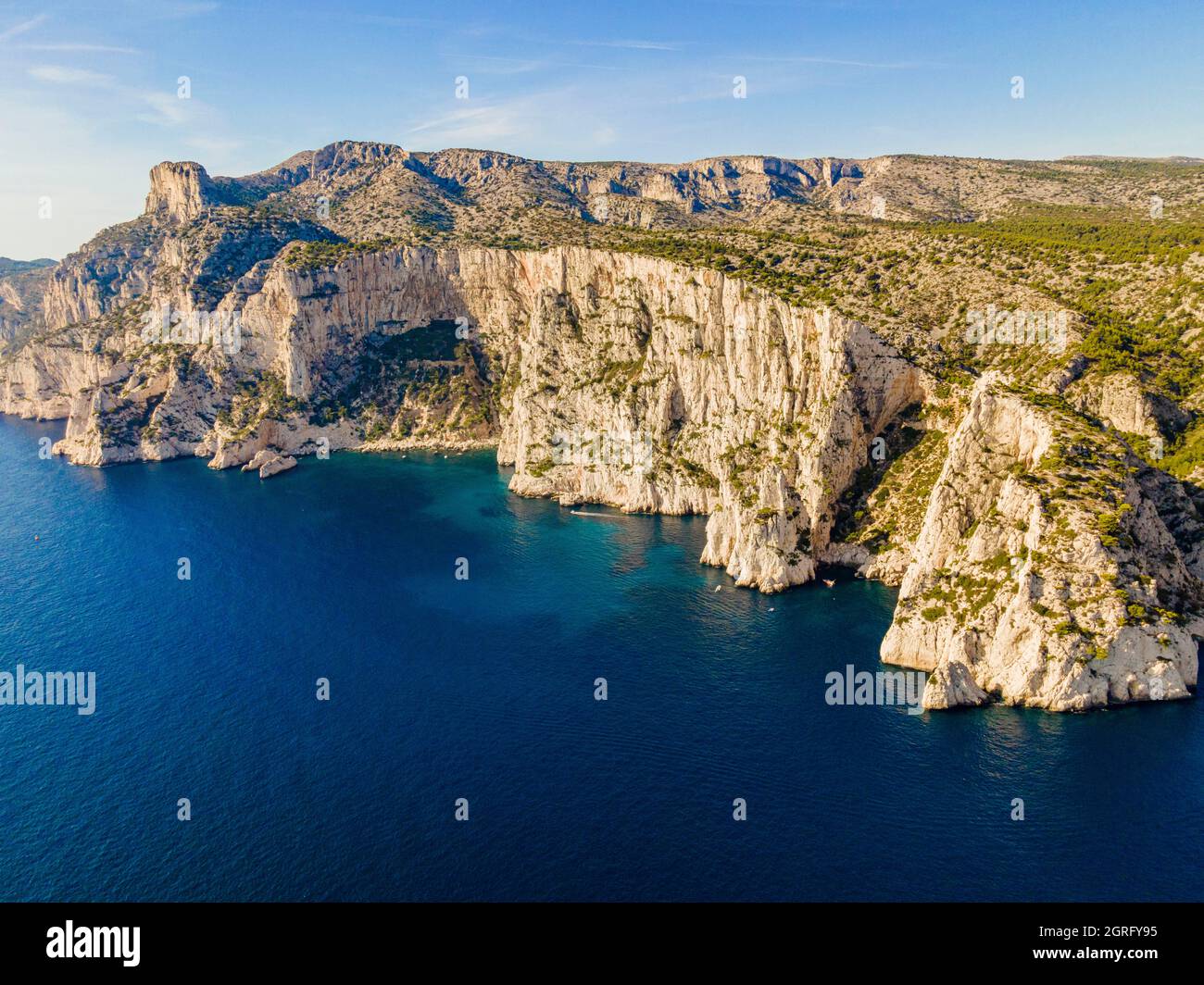 Frankreich, Bouches du Rhone, Marseille, Nationalpark Calanques, Massiv von Essadon (Luftaufnahme) Stockfoto