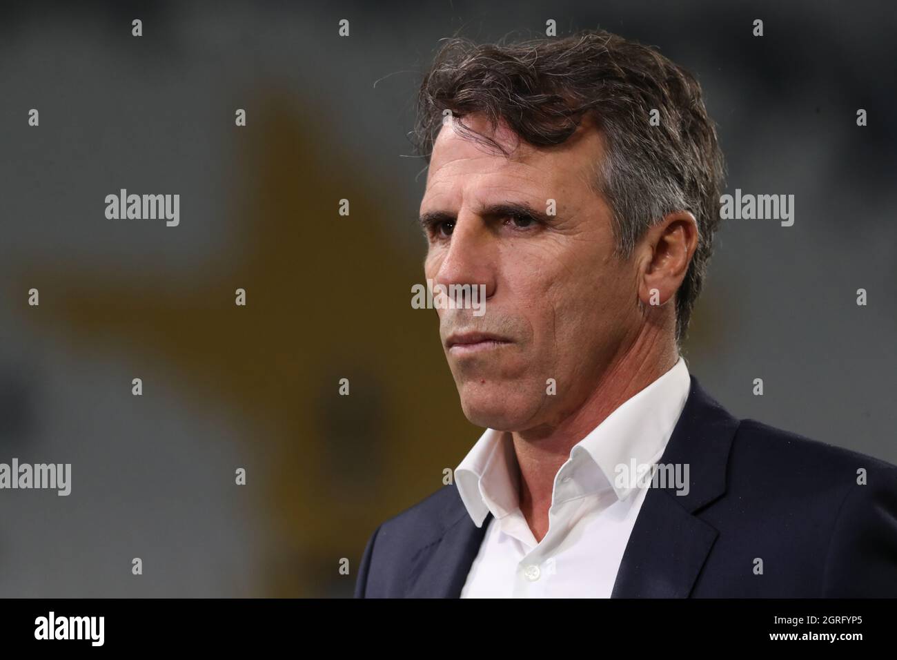 Turin, Italien. September 2021. Der ehemalige Mittelfeldspieler Gianfranco Zola aus Neapel, Parma, Chelsea, Cagliari und Italien reagiert auf Kommentare für den Amazon Prime Channel vor dem UEFA Champions League-Spiel im Allianz Stadium in Turin. Bildnachweis sollte lauten: Jonathan Moscrop/Sportimage Kredit: Sportimage/Alamy Live News Stockfoto