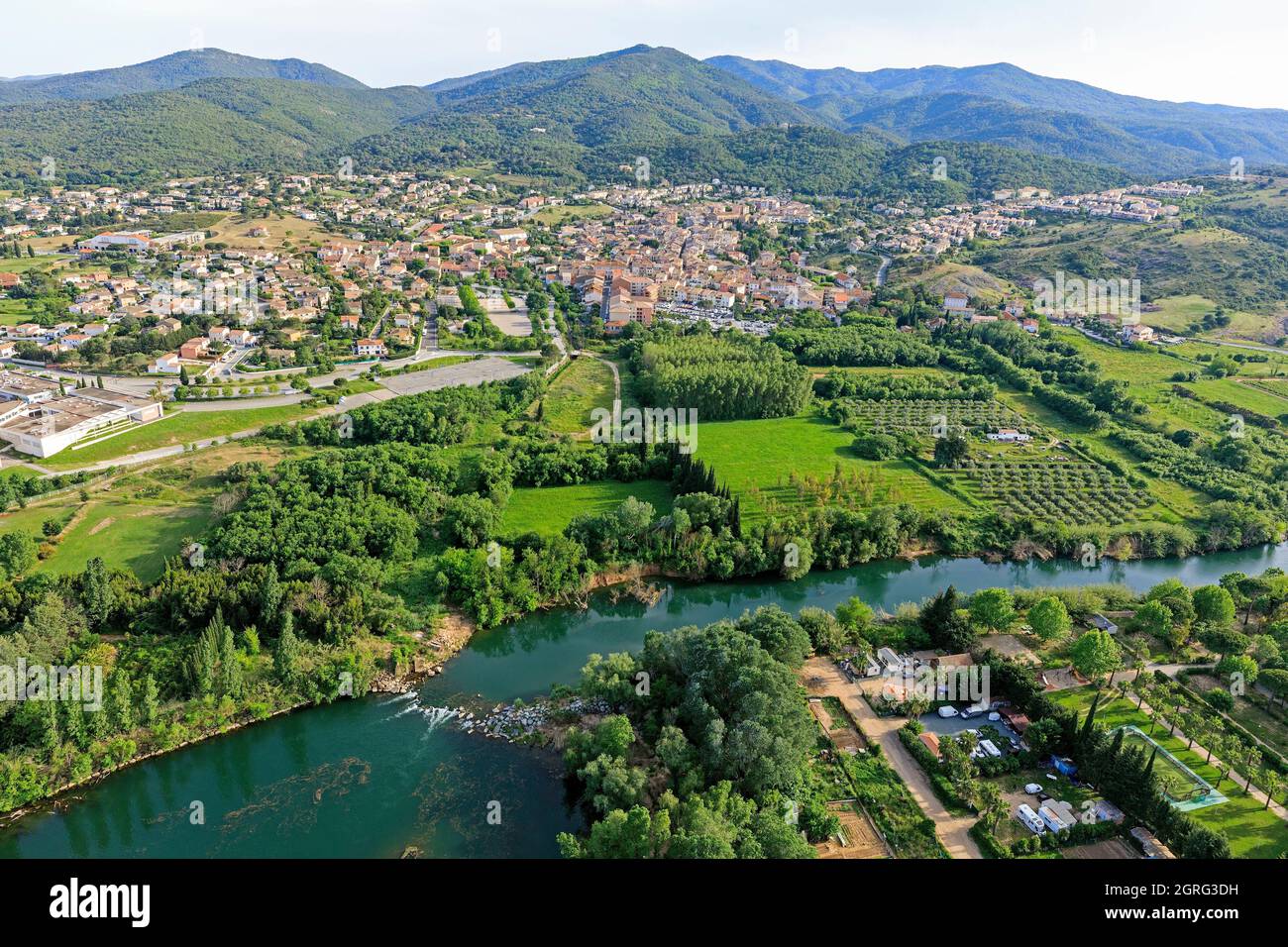 Frankreich, Var, Roquebrune sur Argens, Fluss L'Argens, Dorf im Hintergrund (Luftaufnahme) Stockfoto