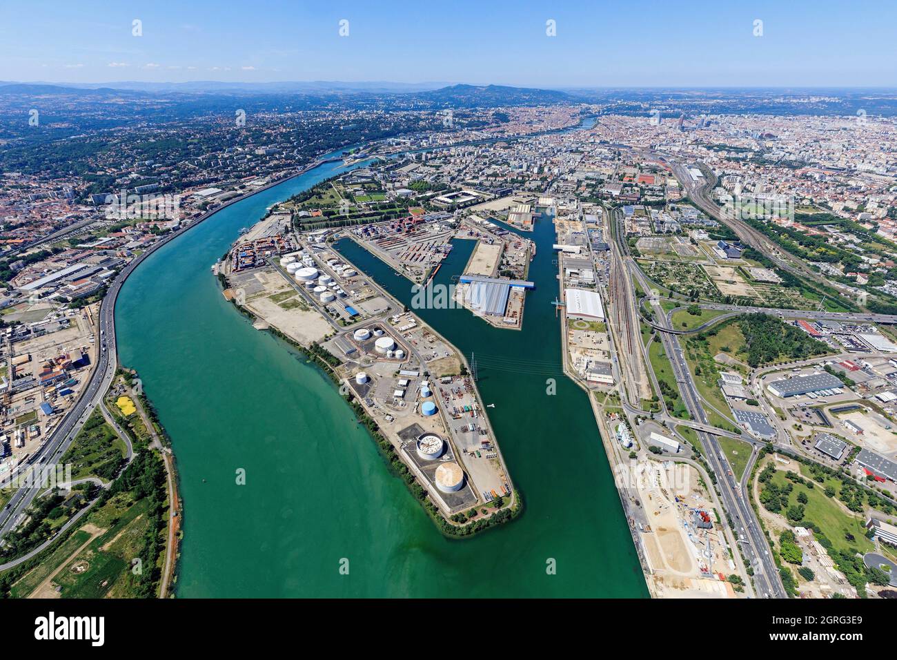 Frankreich, Rhone, Lyon, 7. Arrondissement, Bezirk Gerland, Port Edouard Herriot, Petroleum Warehouse, Rhone River (Luftaufnahme) Stockfoto